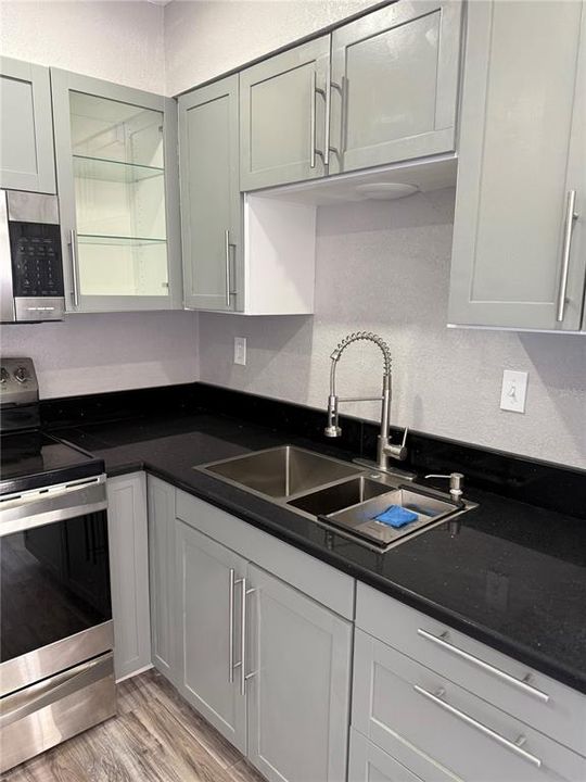 待售: $99,000 (1 贝兹, 1 浴室, 550 平方英尺)