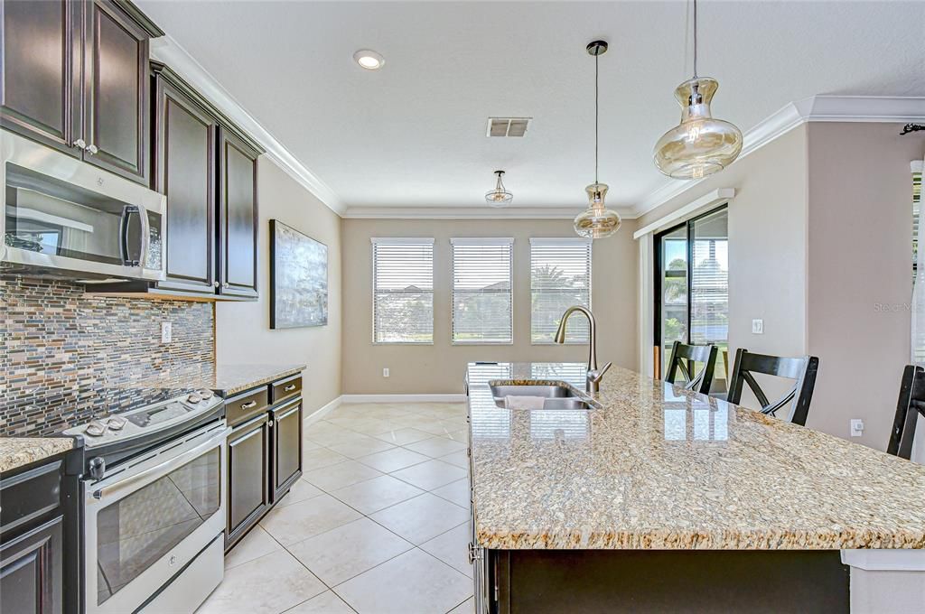 Под контрактом: $450,000 (4 спален, 3 ванн, 2567 Квадратных фут)