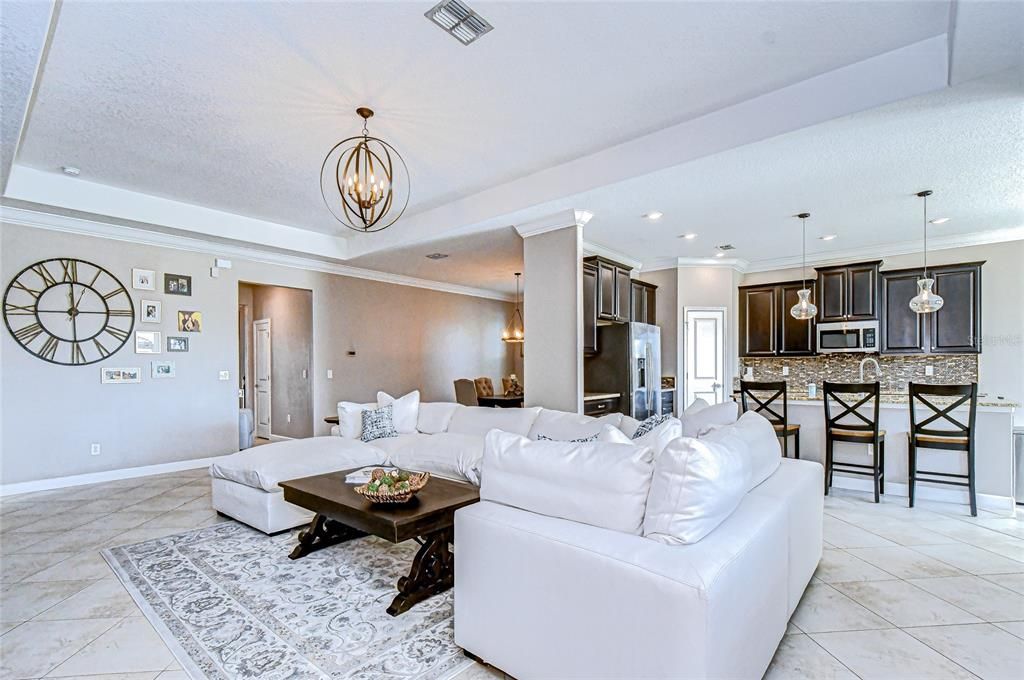 Под контрактом: $450,000 (4 спален, 3 ванн, 2567 Квадратных фут)