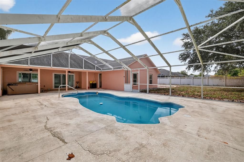 合同活跃: $325,000 (4 贝兹, 2 浴室, 1909 平方英尺)