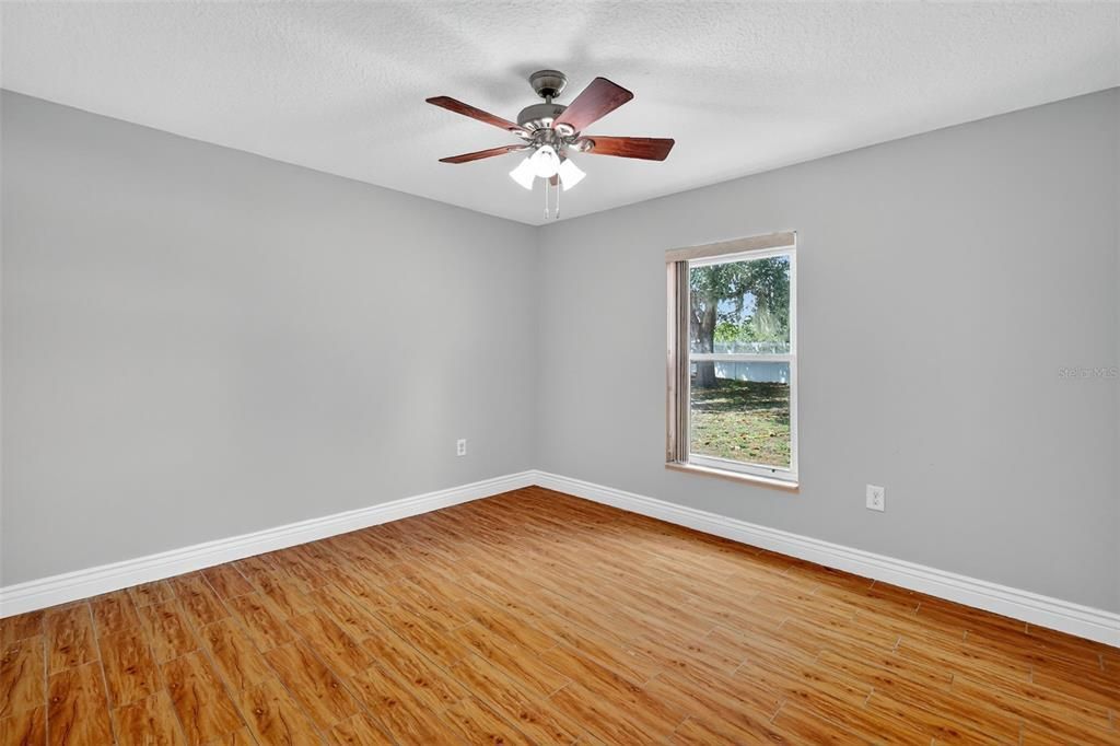 合同活跃: $325,000 (4 贝兹, 2 浴室, 1909 平方英尺)