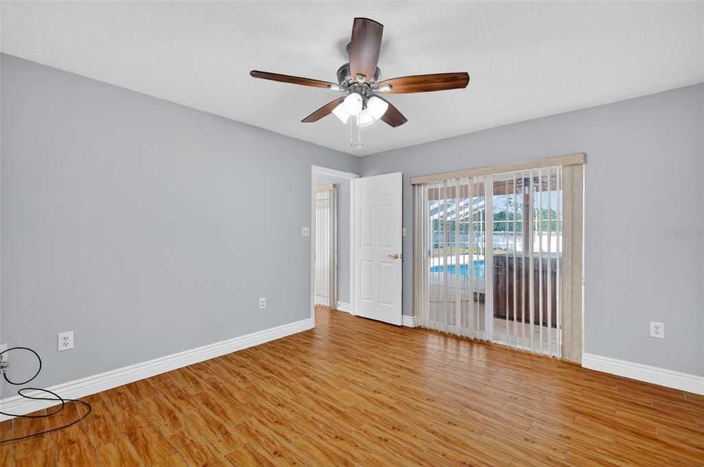 合同活跃: $325,000 (4 贝兹, 2 浴室, 1909 平方英尺)