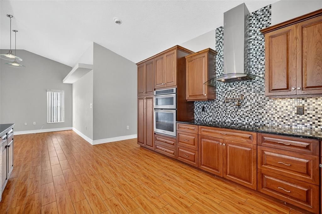 合同活跃: $325,000 (4 贝兹, 2 浴室, 1909 平方英尺)