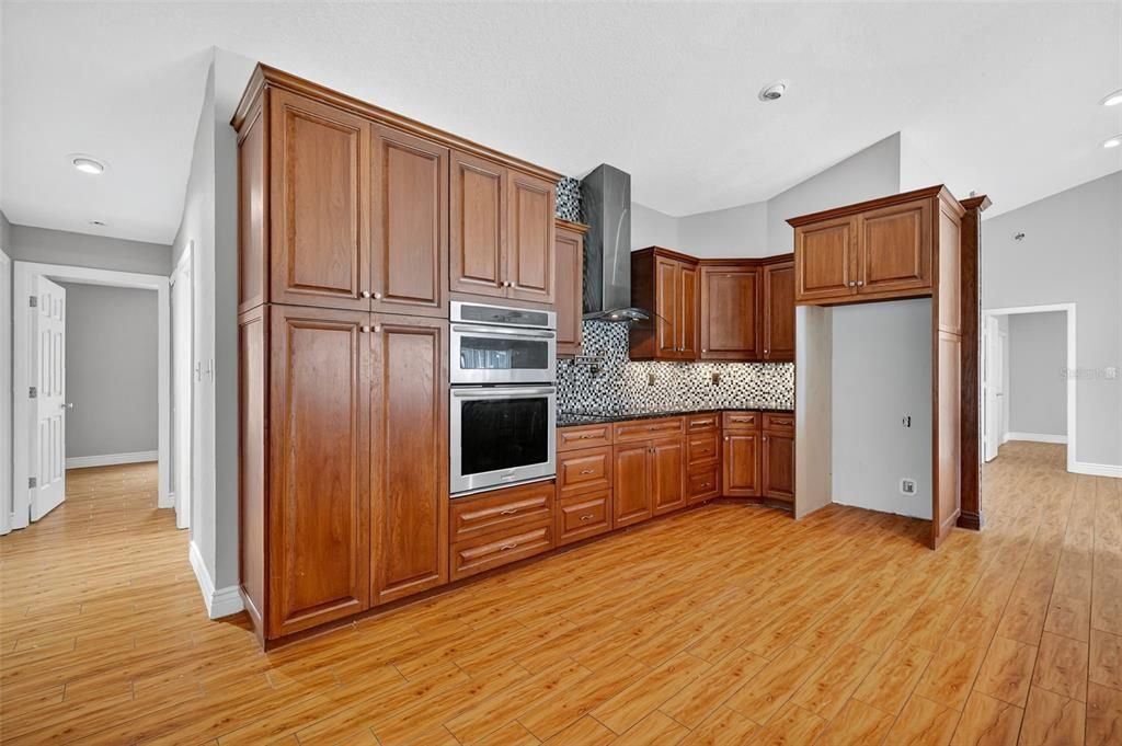 合同活跃: $325,000 (4 贝兹, 2 浴室, 1909 平方英尺)