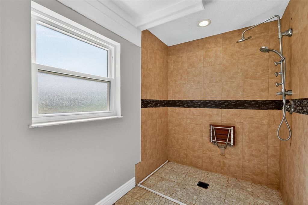 合同活跃: $325,000 (4 贝兹, 2 浴室, 1909 平方英尺)