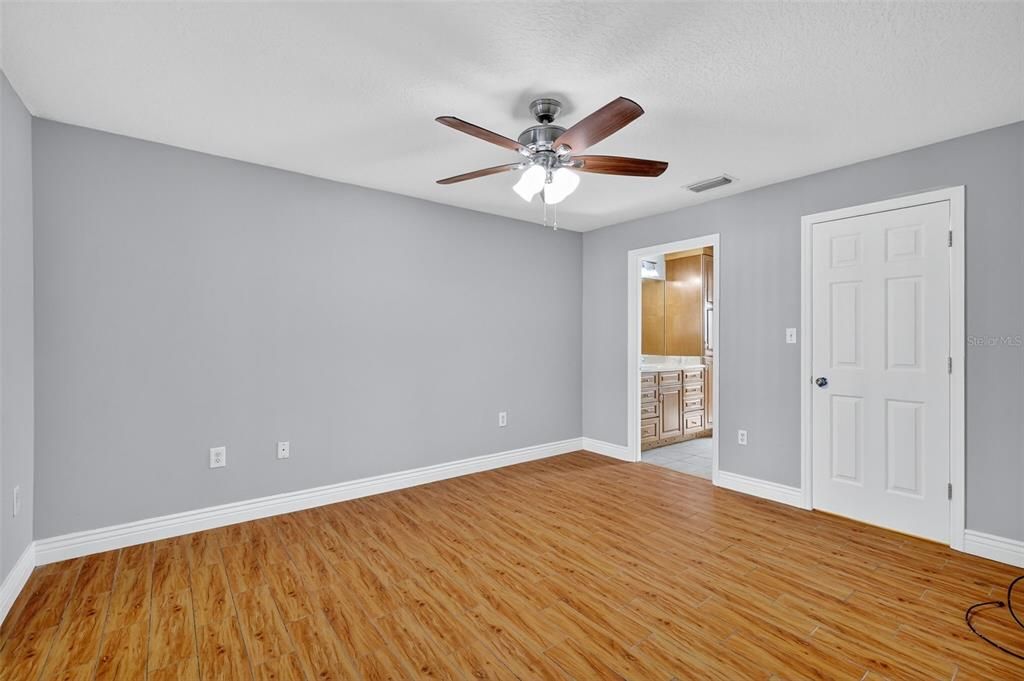 合同活跃: $325,000 (4 贝兹, 2 浴室, 1909 平方英尺)