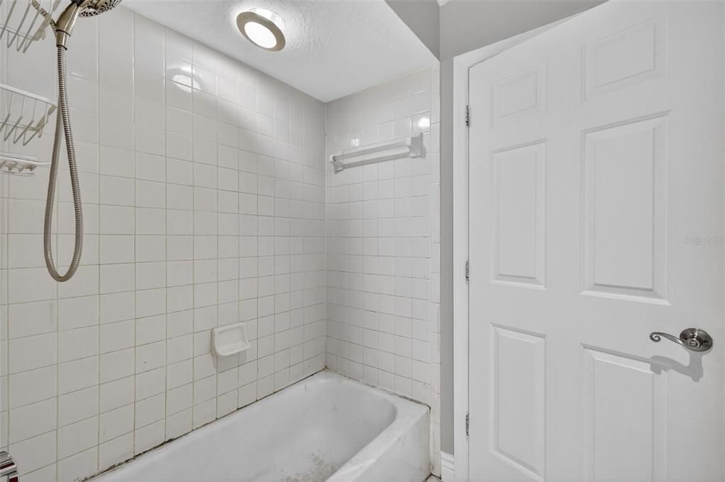 合同活跃: $325,000 (4 贝兹, 2 浴室, 1909 平方英尺)