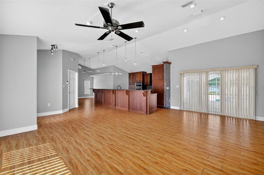 合同活跃: $325,000 (4 贝兹, 2 浴室, 1909 平方英尺)