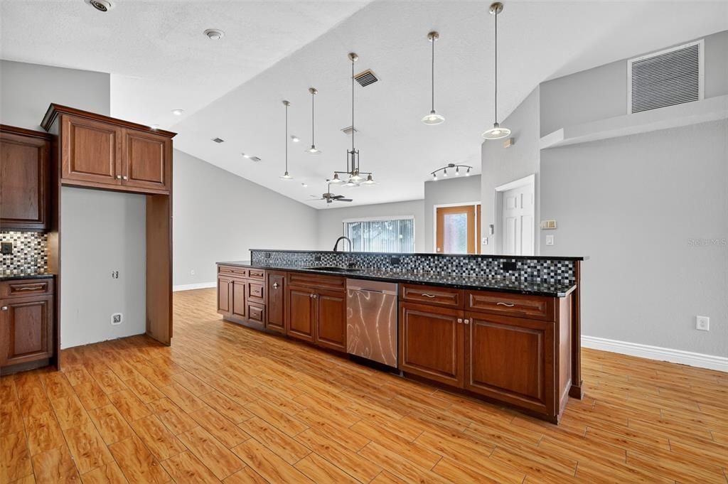 合同活跃: $325,000 (4 贝兹, 2 浴室, 1909 平方英尺)