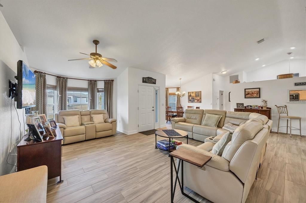 Activo con contrato: $549,000 (3 camas, 2 baños, 2392 Pies cuadrados)