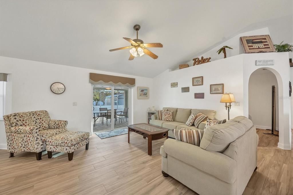 Activo con contrato: $549,000 (3 camas, 2 baños, 2392 Pies cuadrados)