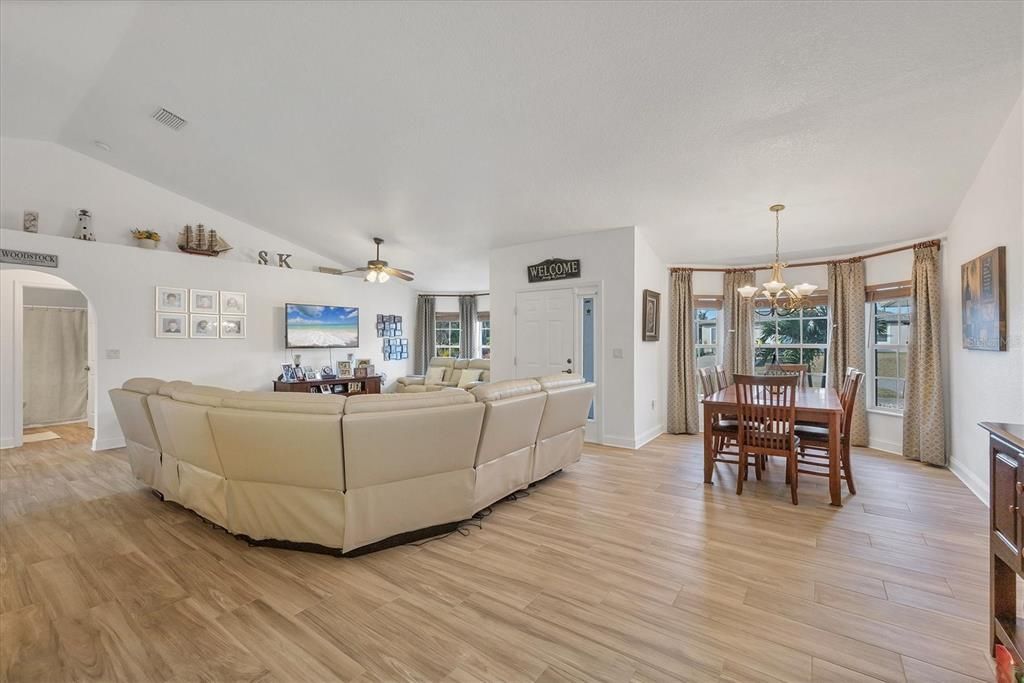 Activo con contrato: $549,000 (3 camas, 2 baños, 2392 Pies cuadrados)