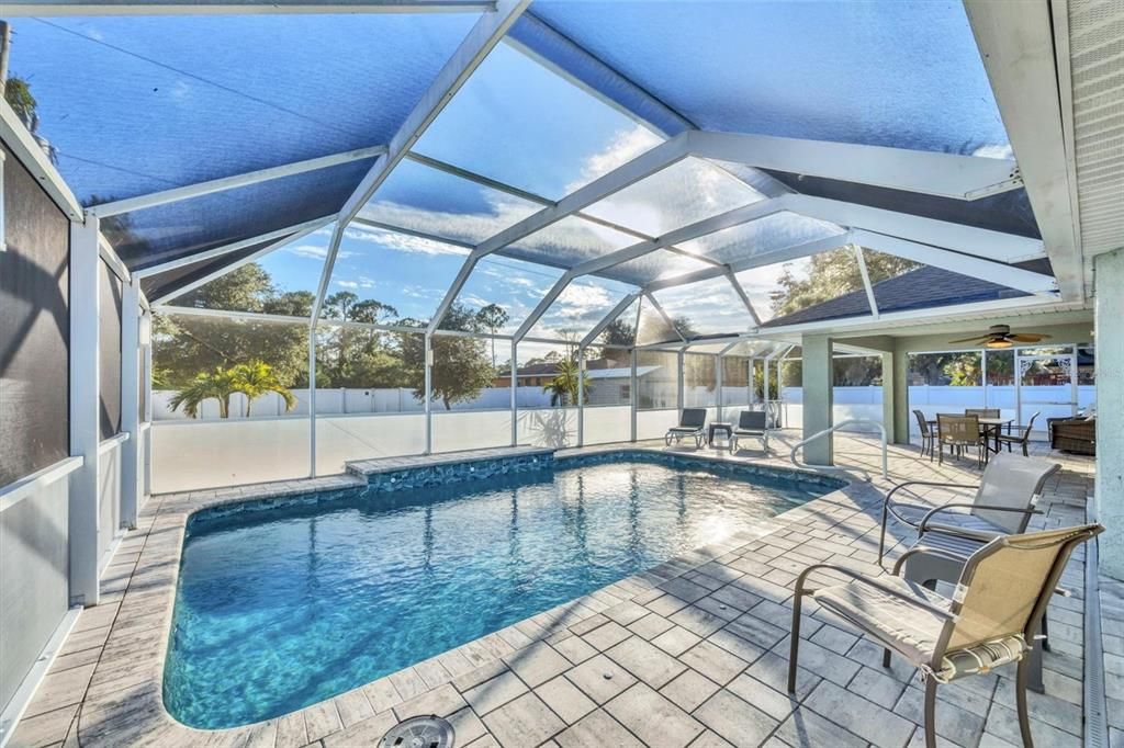 Activo con contrato: $549,000 (3 camas, 2 baños, 2392 Pies cuadrados)