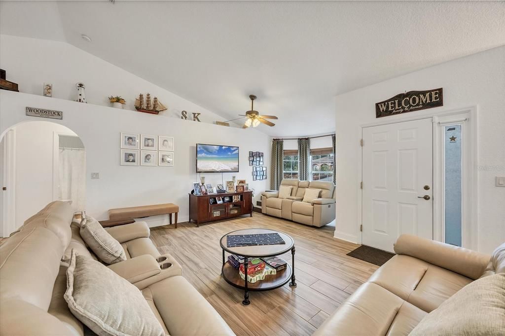 Activo con contrato: $549,000 (3 camas, 2 baños, 2392 Pies cuadrados)