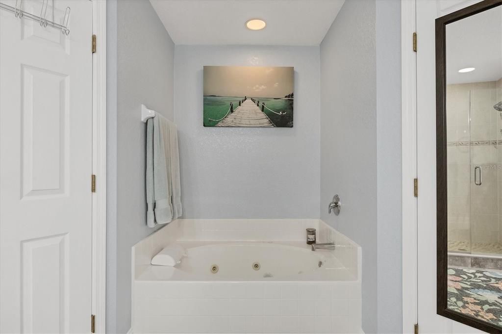 Activo con contrato: $549,000 (3 camas, 2 baños, 2392 Pies cuadrados)