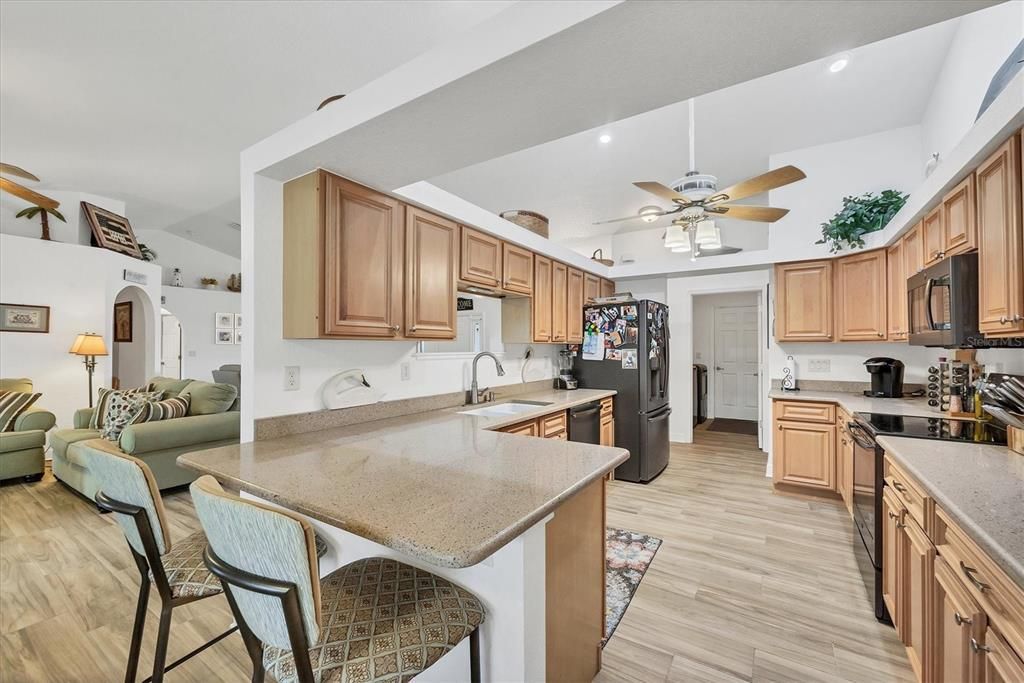 Activo con contrato: $549,000 (3 camas, 2 baños, 2392 Pies cuadrados)