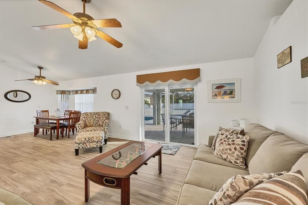 Activo con contrato: $549,000 (3 camas, 2 baños, 2392 Pies cuadrados)