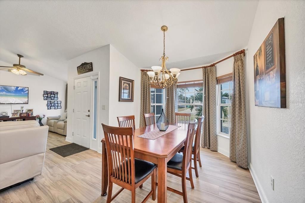 Activo con contrato: $549,000 (3 camas, 2 baños, 2392 Pies cuadrados)