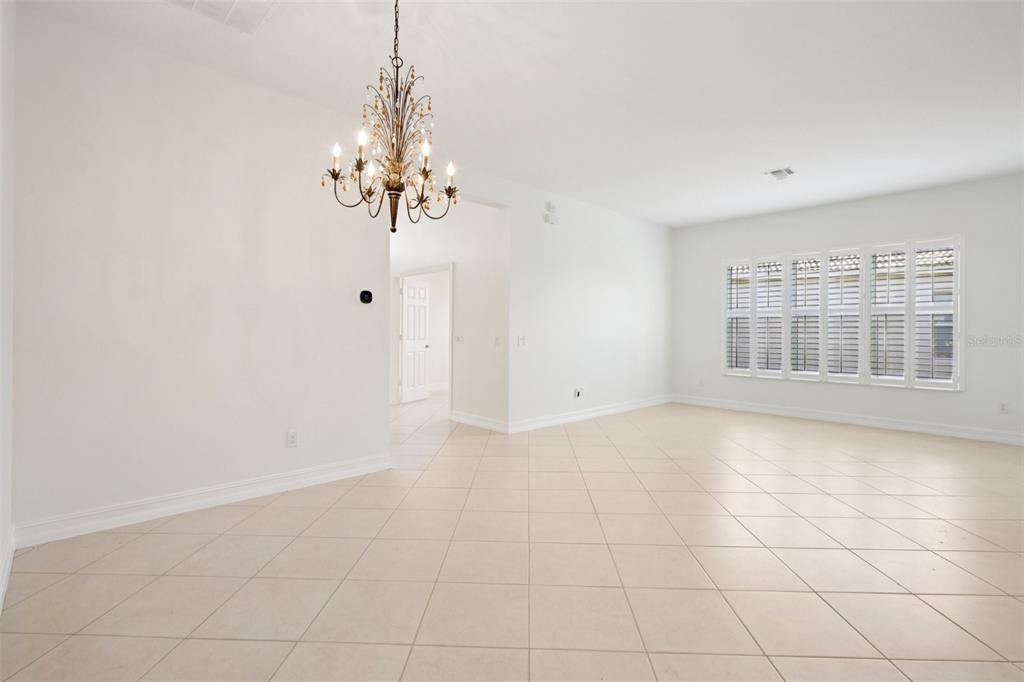 Под контрактом: $398,900 (3 спален, 3 ванн, 2409 Квадратных фут)