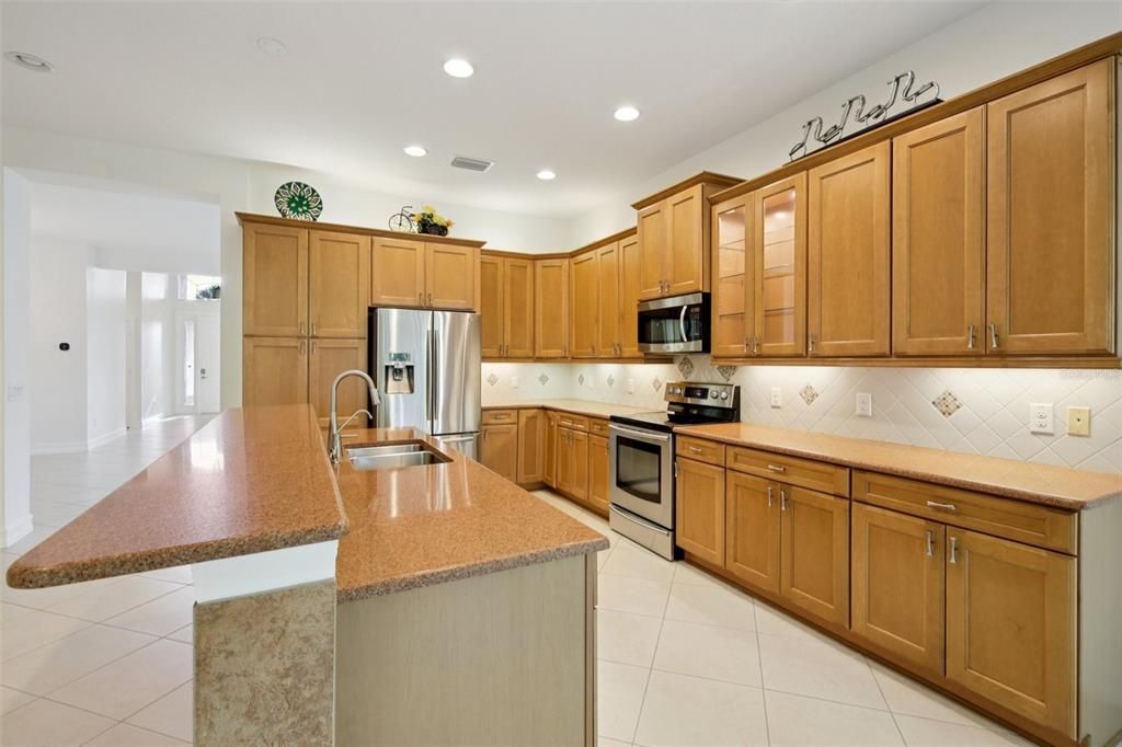 Под контрактом: $398,900 (3 спален, 3 ванн, 2409 Квадратных фут)