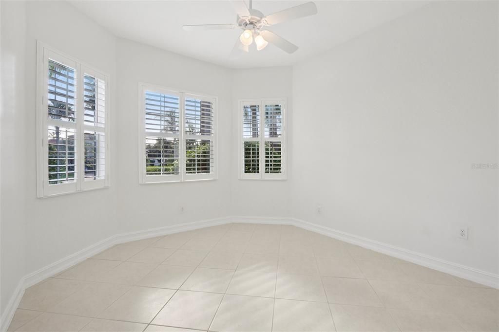 Под контрактом: $398,900 (3 спален, 3 ванн, 2409 Квадратных фут)