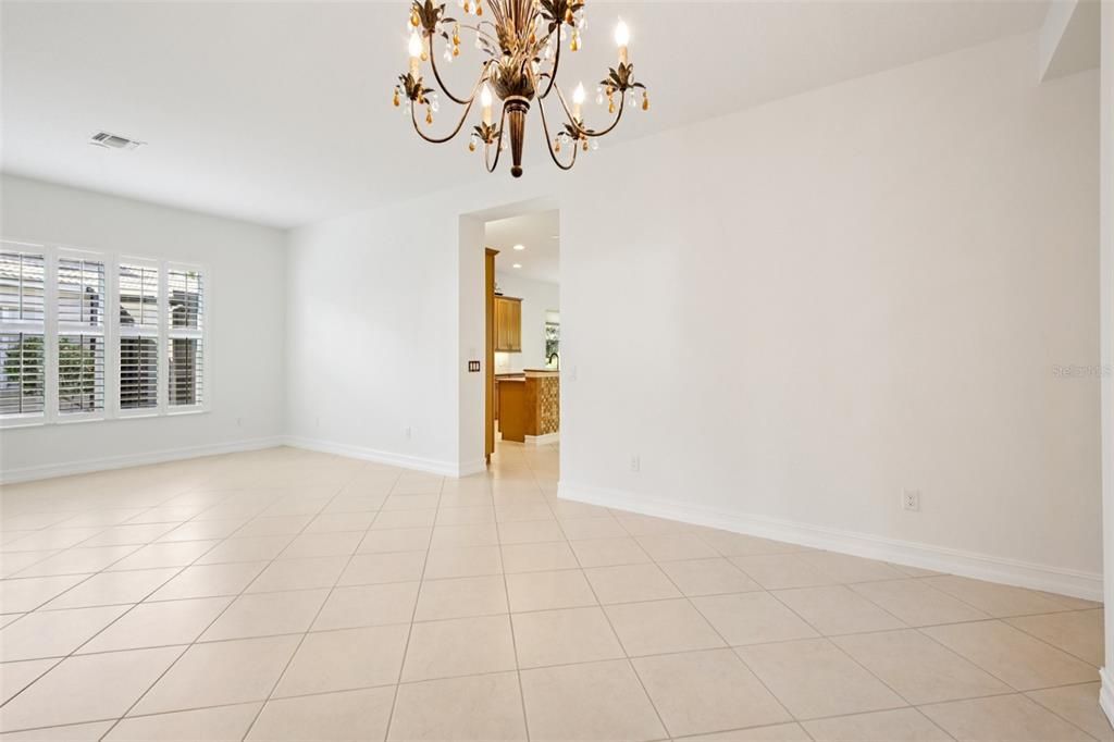 Под контрактом: $398,900 (3 спален, 3 ванн, 2409 Квадратных фут)