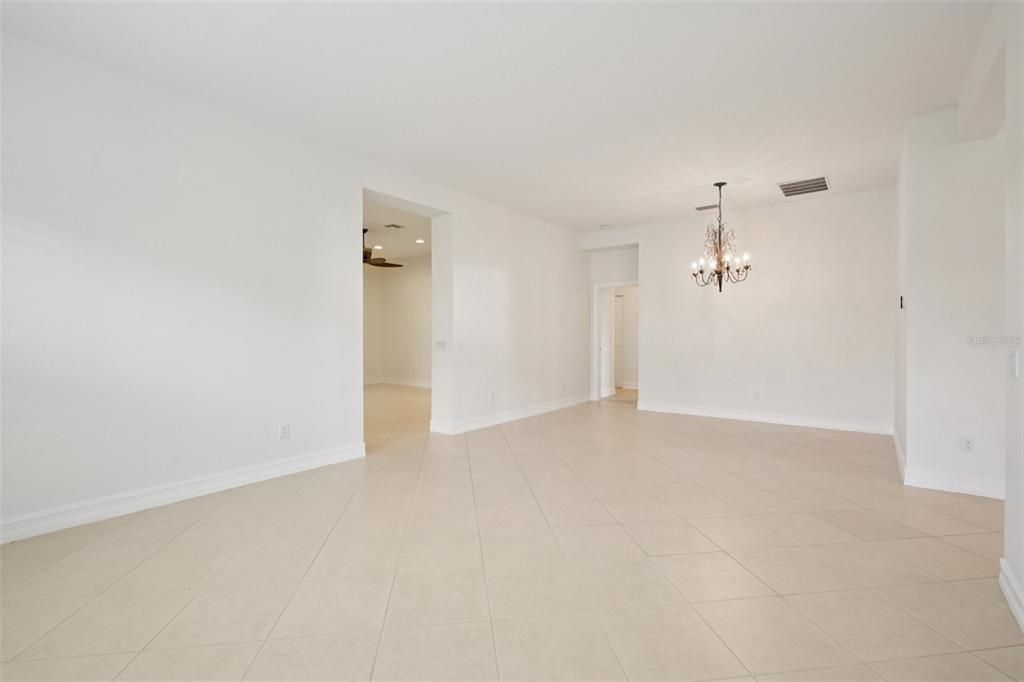 Под контрактом: $398,900 (3 спален, 3 ванн, 2409 Квадратных фут)