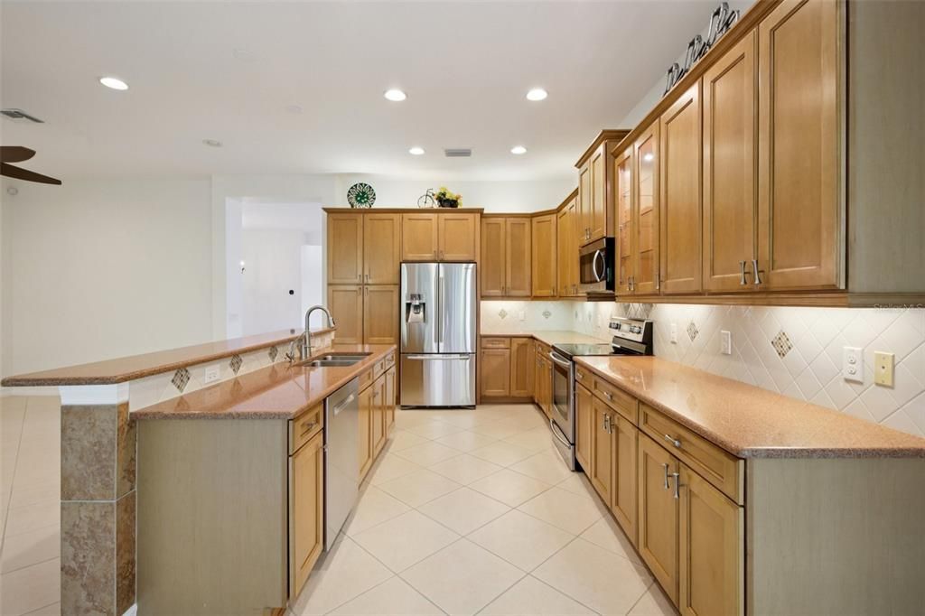 Под контрактом: $398,900 (3 спален, 3 ванн, 2409 Квадратных фут)