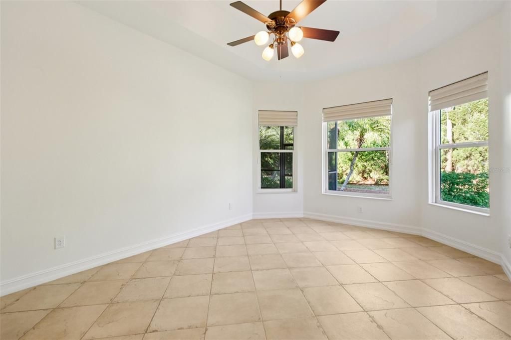 Под контрактом: $398,900 (3 спален, 3 ванн, 2409 Квадратных фут)