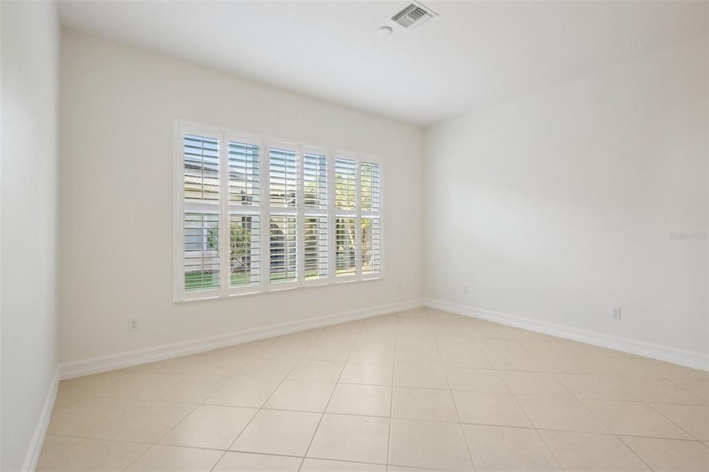 Под контрактом: $398,900 (3 спален, 3 ванн, 2409 Квадратных фут)