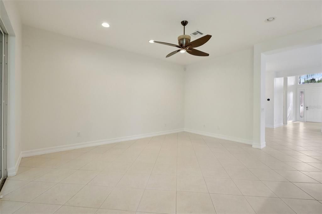 Под контрактом: $398,900 (3 спален, 3 ванн, 2409 Квадратных фут)