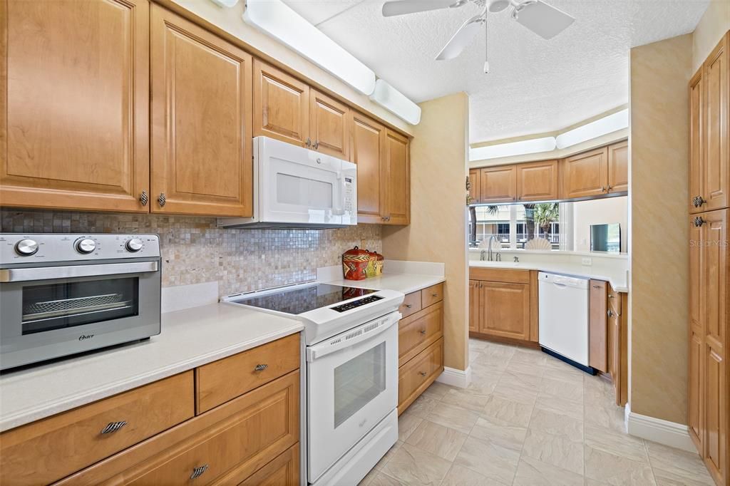 Active With Contract: $575,000 (3 beds, 2 baths, 2141 Square Feet)