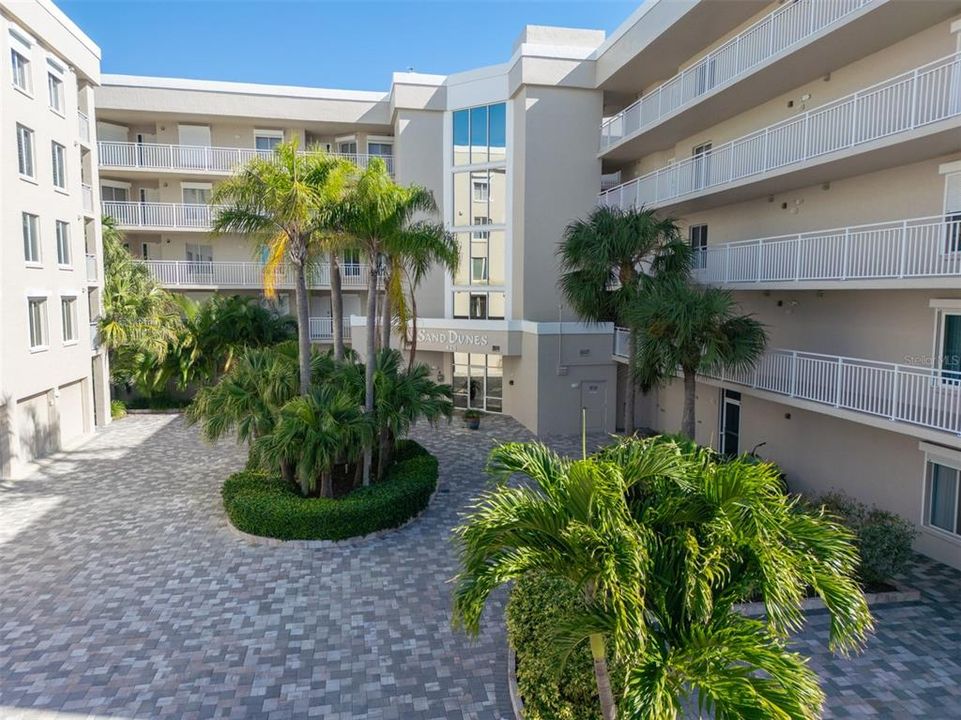 Active With Contract: $575,000 (3 beds, 2 baths, 2141 Square Feet)