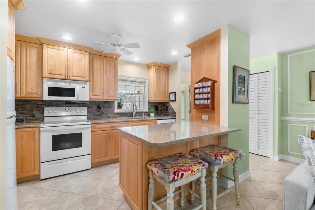 待售: $185,000 (2 贝兹, 1 浴室, 1180 平方英尺)