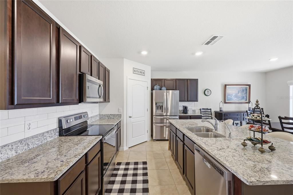 En Venta: $369,000 (4 camas, 2 baños, 1892 Pies cuadrados)