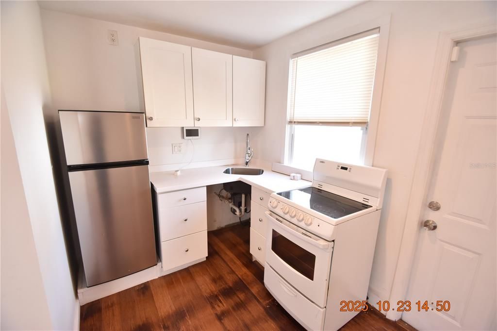 В аренду: $1,150 (0 спален, 1 ванн, 300 Квадратных фут)