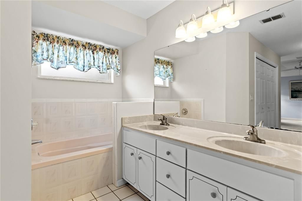 待售: $274,900 (3 贝兹, 2 浴室, 1678 平方英尺)