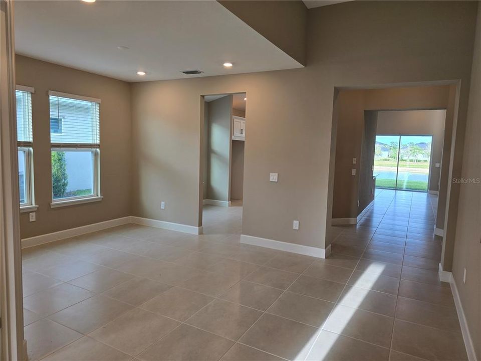 合同活跃: $369,900 (3 贝兹, 2 浴室, 2055 平方英尺)