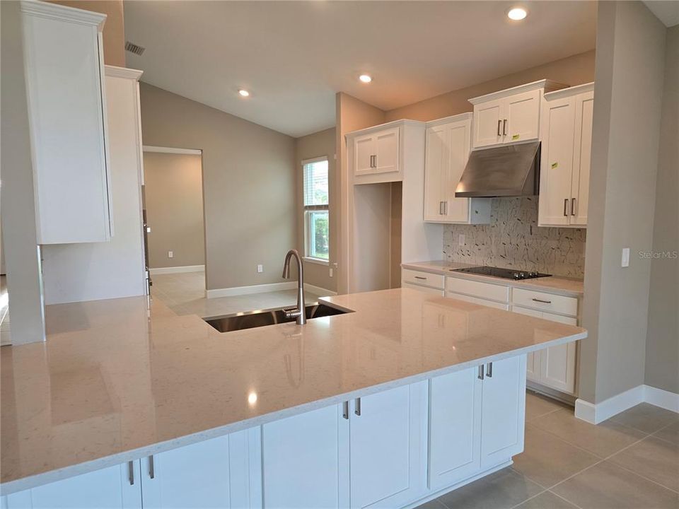 合同活跃: $369,900 (3 贝兹, 2 浴室, 2055 平方英尺)