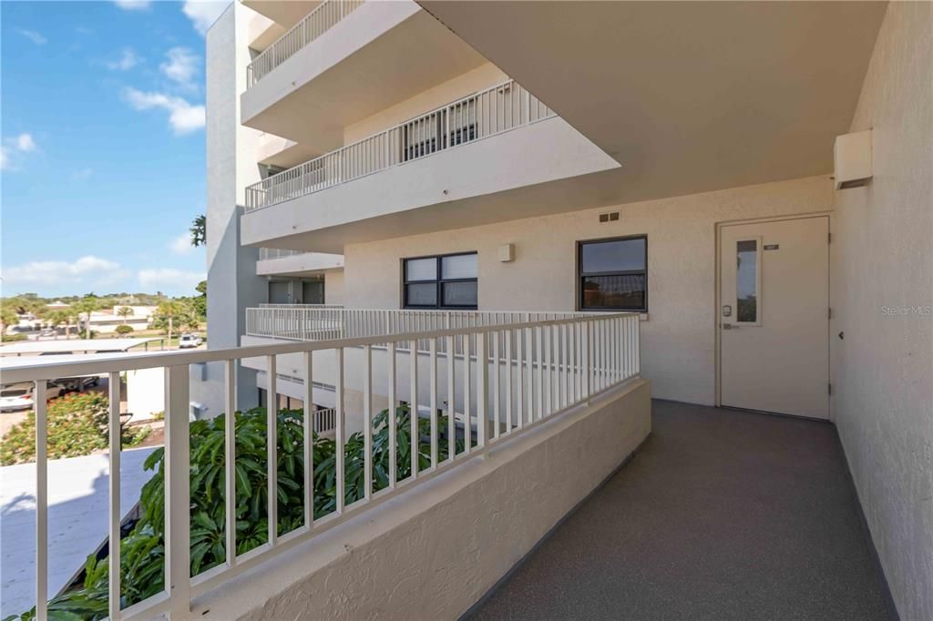 For Sale: $1,169,000 (2 beds, 2 baths, 1361 Square Feet)