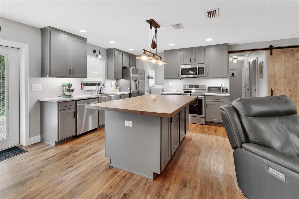 合同活跃: $389,900 (3 贝兹, 3 浴室, 1593 平方英尺)