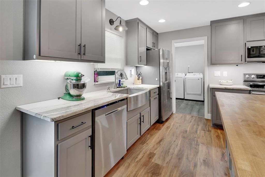 合同活跃: $389,900 (3 贝兹, 3 浴室, 1593 平方英尺)