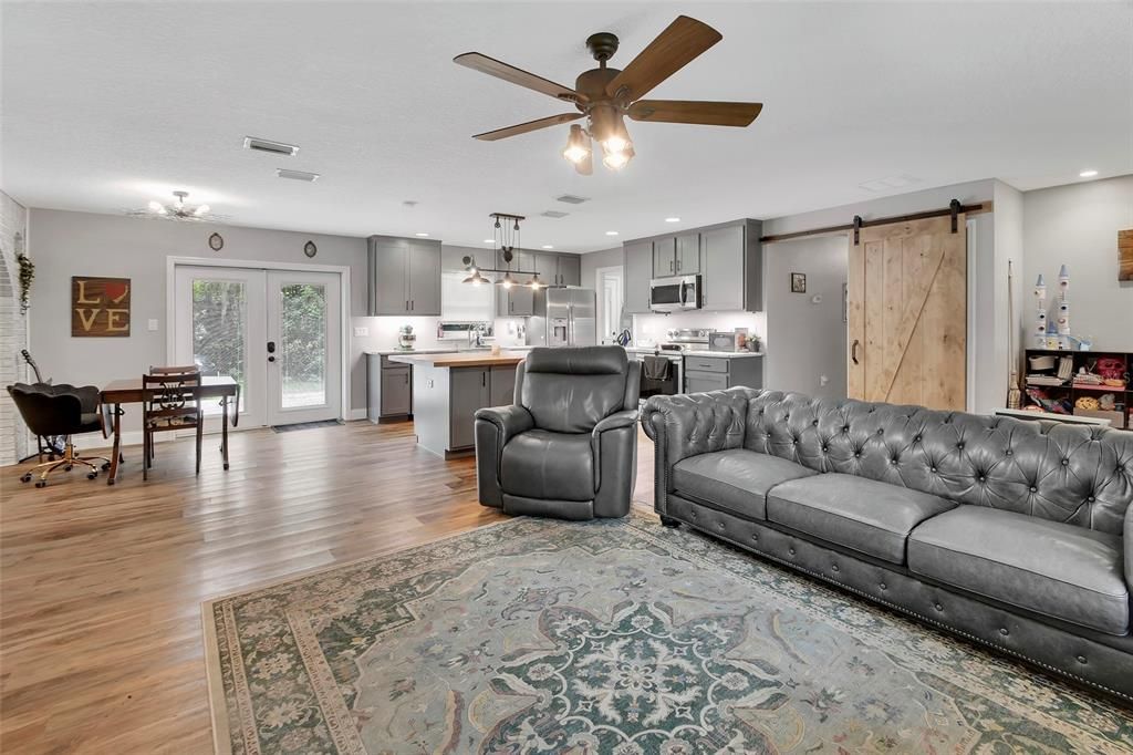 合同活跃: $389,900 (3 贝兹, 3 浴室, 1593 平方英尺)