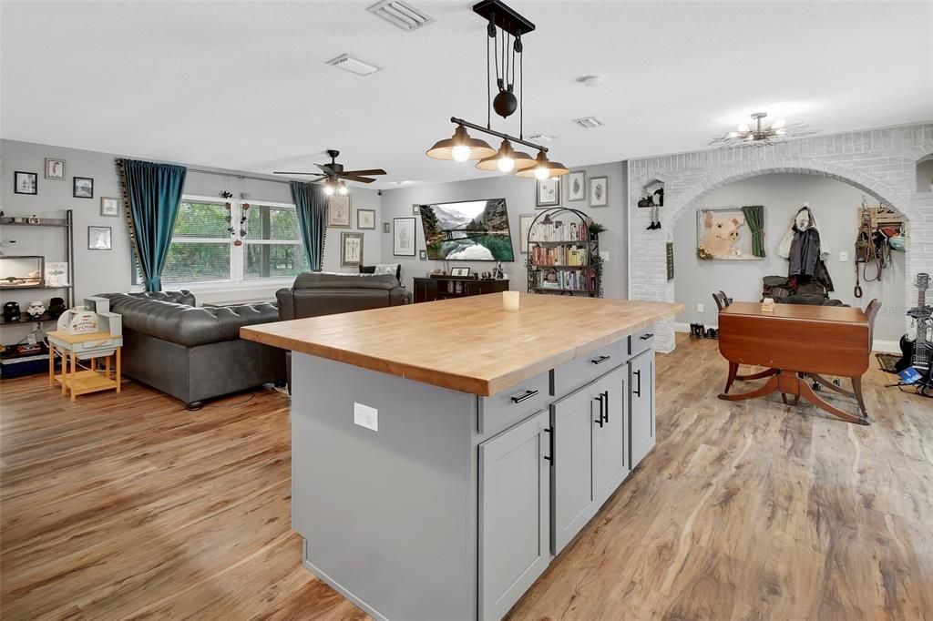 合同活跃: $389,900 (3 贝兹, 3 浴室, 1593 平方英尺)