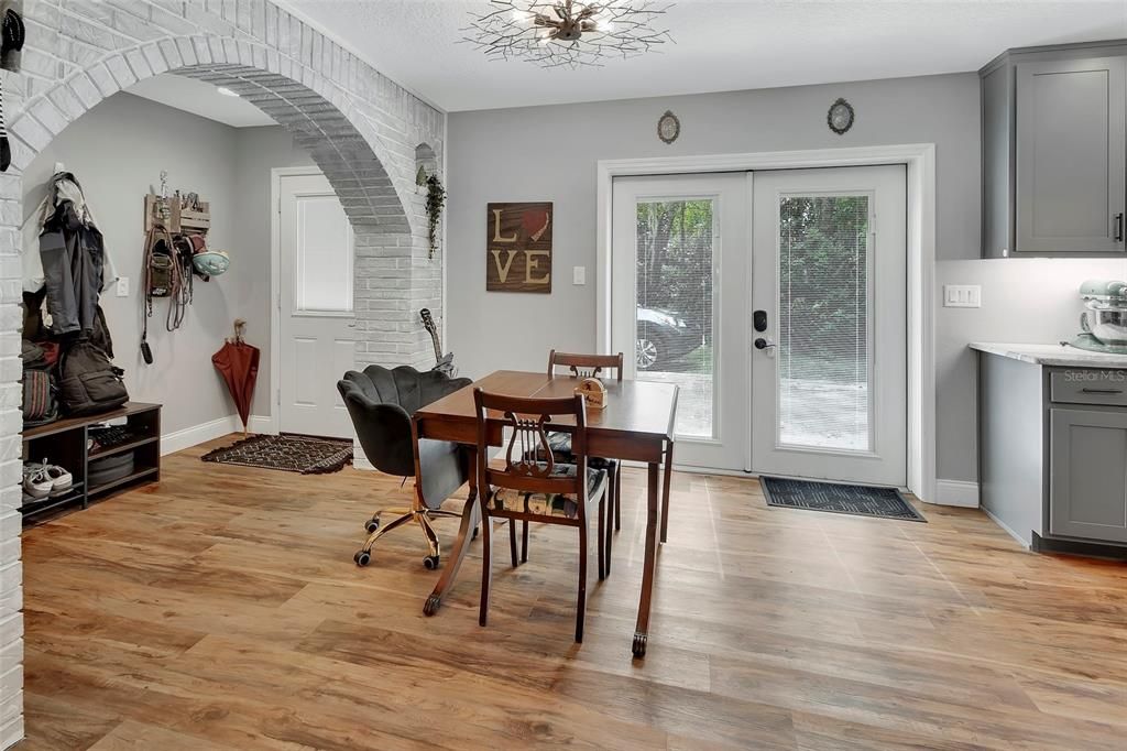 合同活跃: $389,900 (3 贝兹, 3 浴室, 1593 平方英尺)