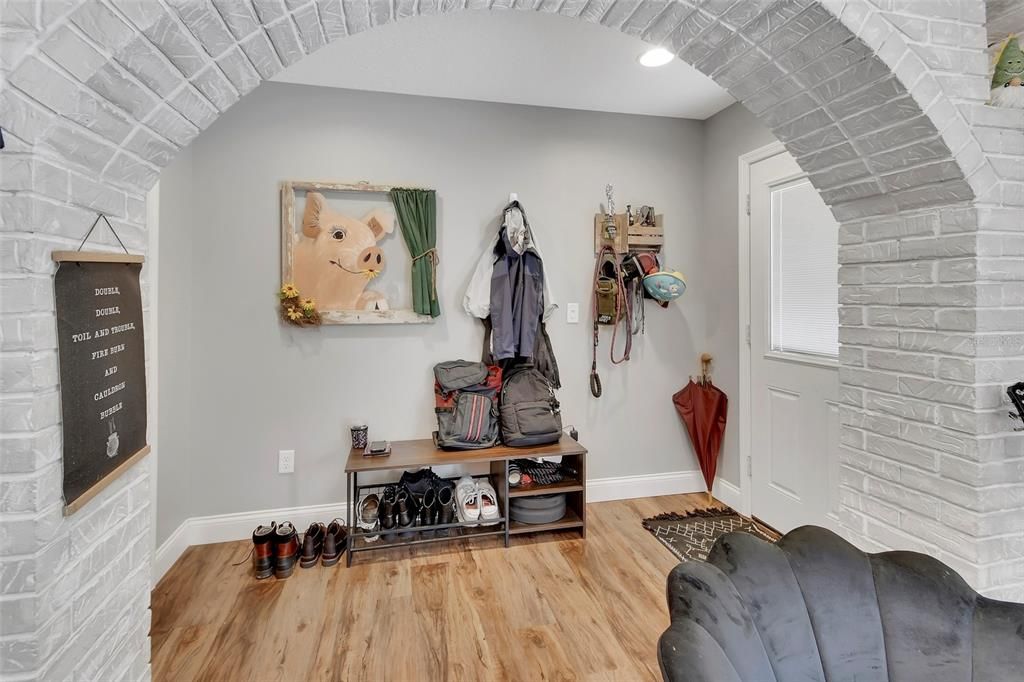 合同活跃: $389,900 (3 贝兹, 3 浴室, 1593 平方英尺)