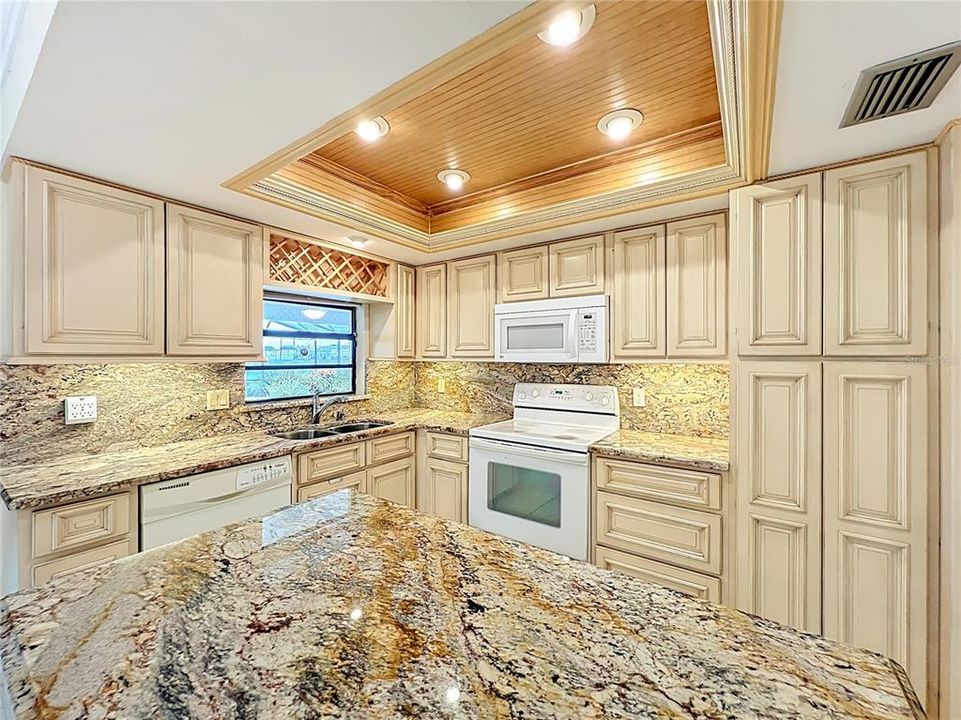 合同活跃: $475,000 (3 贝兹, 2 浴室, 1928 平方英尺)