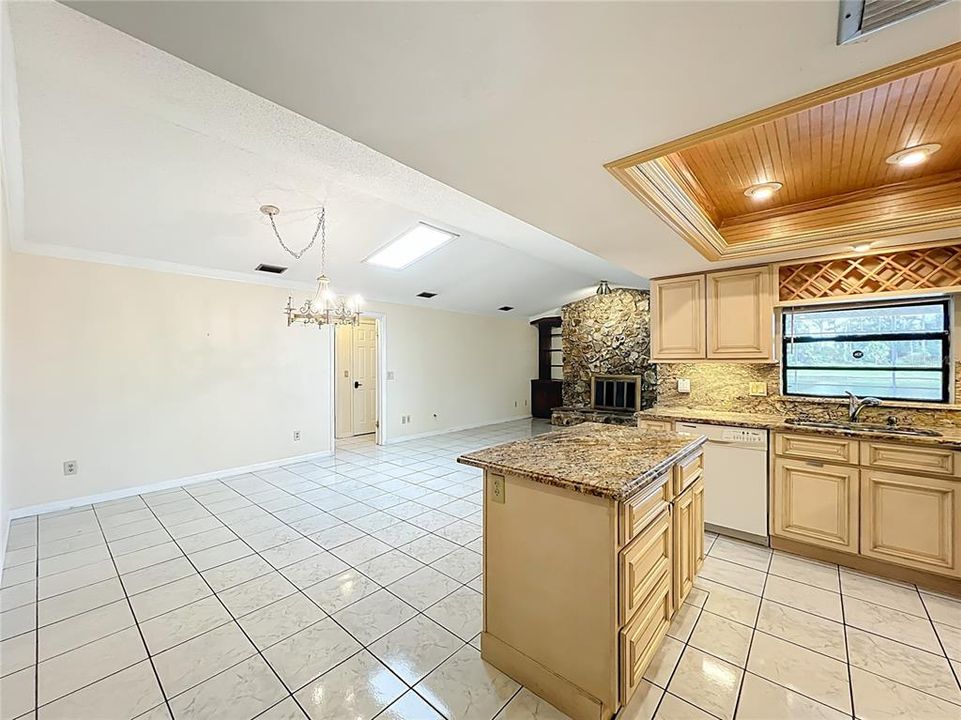 合同活跃: $475,000 (3 贝兹, 2 浴室, 1928 平方英尺)