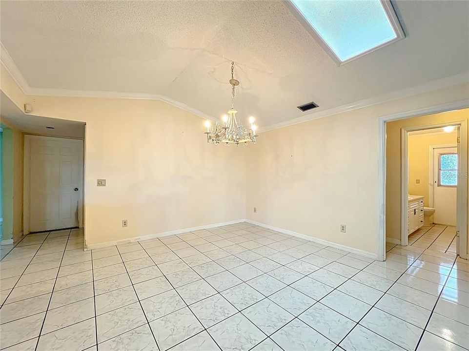 合同活跃: $475,000 (3 贝兹, 2 浴室, 1928 平方英尺)