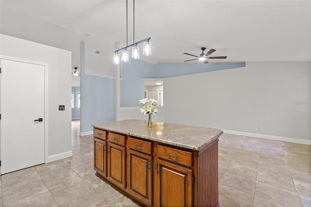 待售: $525,000 (3 贝兹, 2 浴室, 2038 平方英尺)